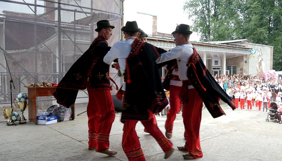 Танець "Аркан" розділений на дві частини, які по-різному танцюють