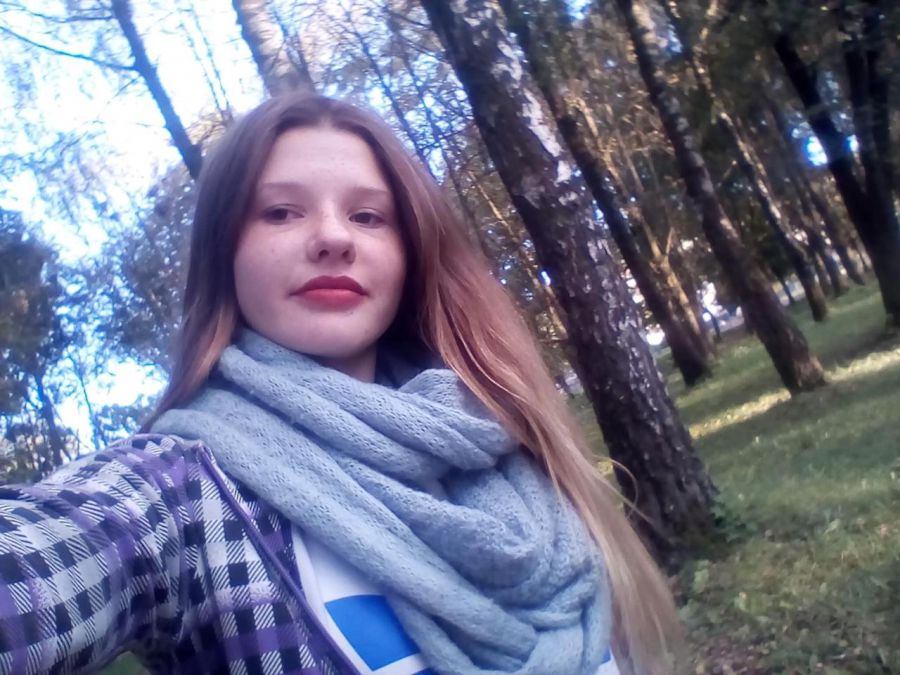 Дівчина була одягнута в оранжеву футболку, рвані джинси синього кольору, босоніжки чорного кольору на підборах