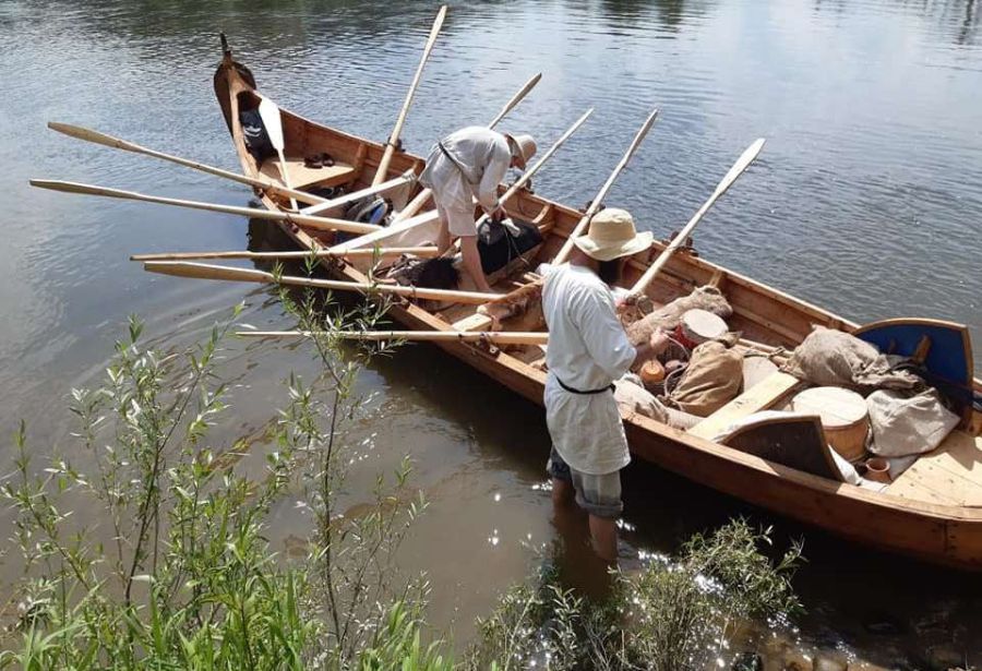 9-метровий човен художники з Івано-Франківська змайстрували з дуба власноруч 