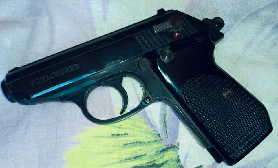 У затриманого під час обшуку виявили пістолет та наркотики