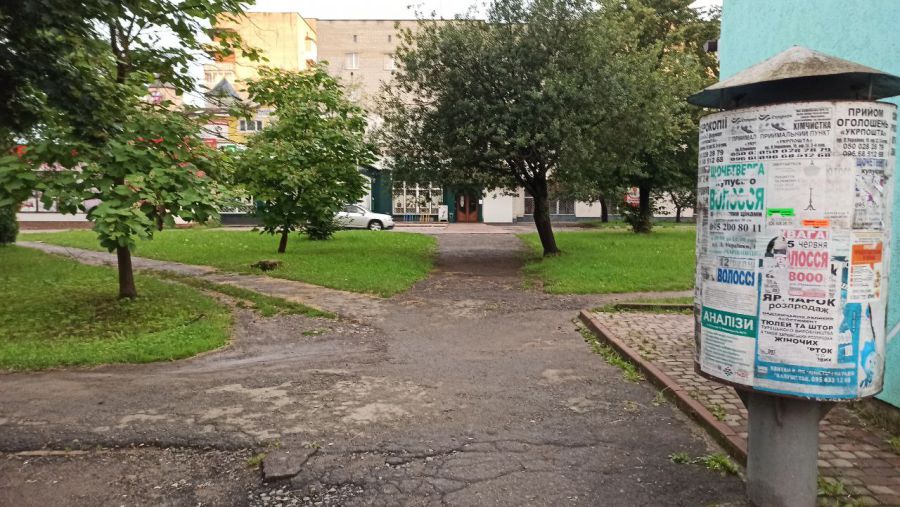 Болото з калюжами при найменшому дощі, розбитий асфальт та жодної естетики — так описує територію автор проєкту