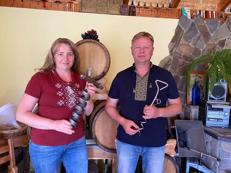 Люди із задоволенням відвідують музей, де пригощають вином та "чачею"