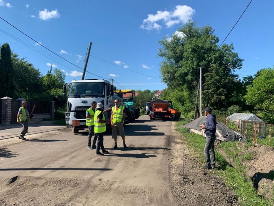 Ілюстрація. Люди перекривали рух транспорту з вимогою відремонтувати дорогу Калуш — Осмолода