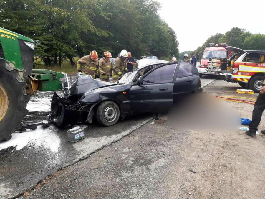 У результаті аварії на місці події загинули троє пасажирів легковика, а водій доставлений у медзаклад