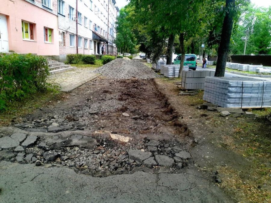 Цьогоріч у Калуші запланували викладання бруківкою п’яти тротуарів. Фото: Калуш Урбаністичний/Facebook