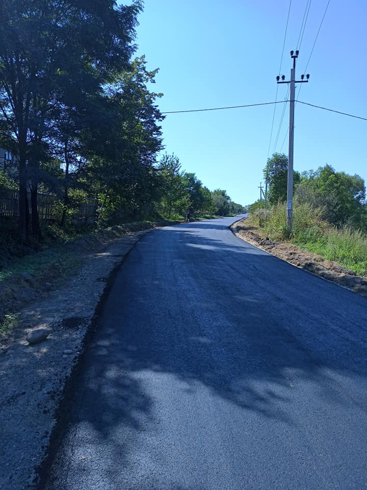 У Зелений Яр застелили асфальт на цілком зруйнованій дорозі. Фото: Петро Перегіняк