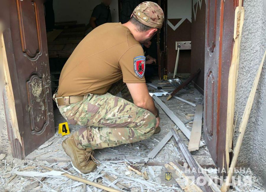 Вибухом пошкоджені вхідні двері в недіючому кафе