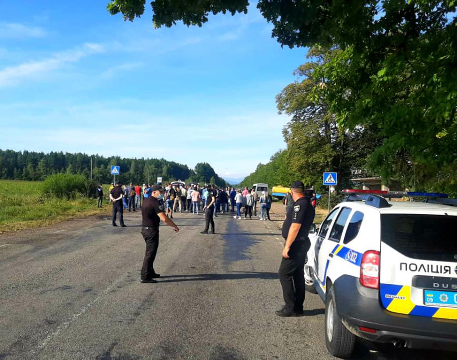 Люди вимагають ремонту дороги