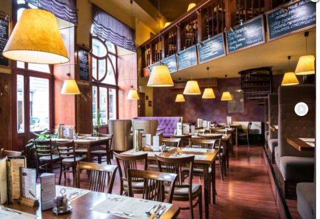 Ілюстрація. Туристам на Прикарпатті немає куди сходити попоїсти