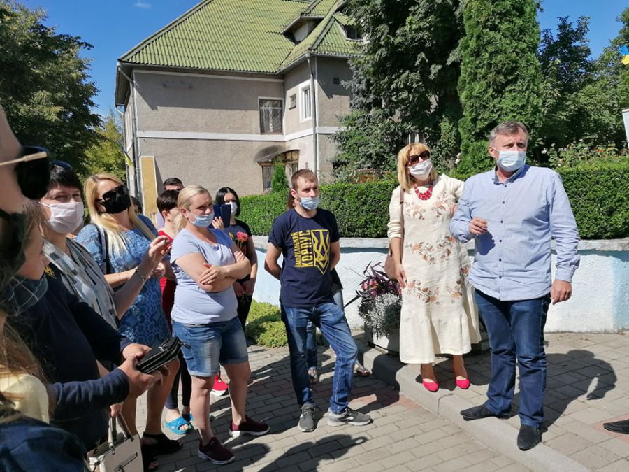 Одна з вимог калушан: якщо іти на карантин, то виконавча влада — також, без збереження зарплати