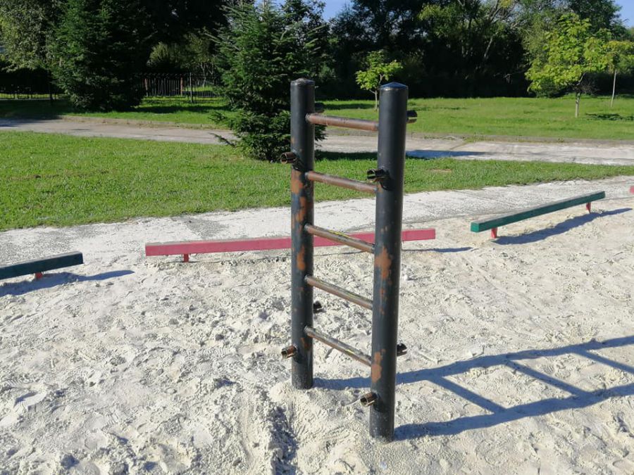 Невідомі знищили тренажери, побили плитку і викрали дерев'яну колоду