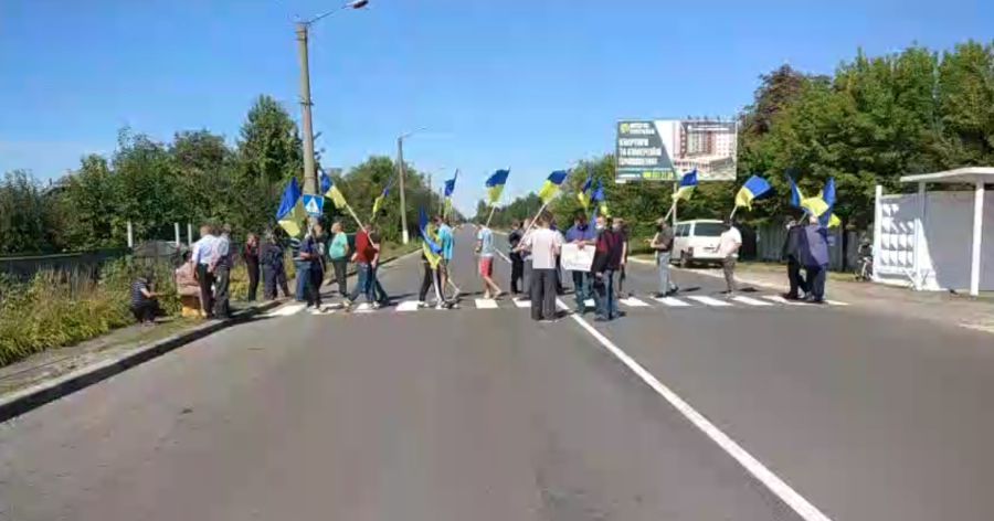 Люди втомились від розбитих доріг