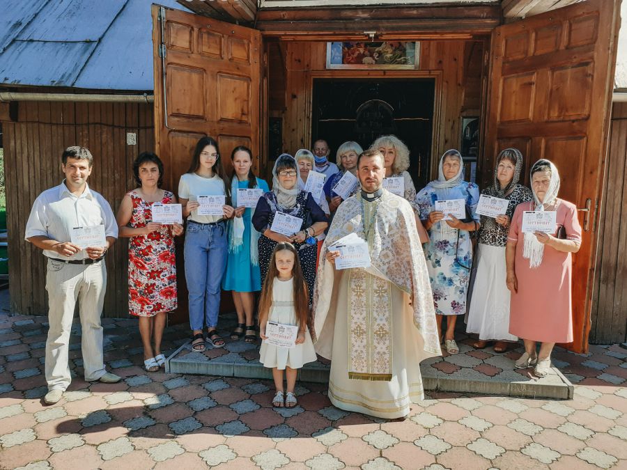 Тим, хто не зміг прийти — сертифікати доставили додому.