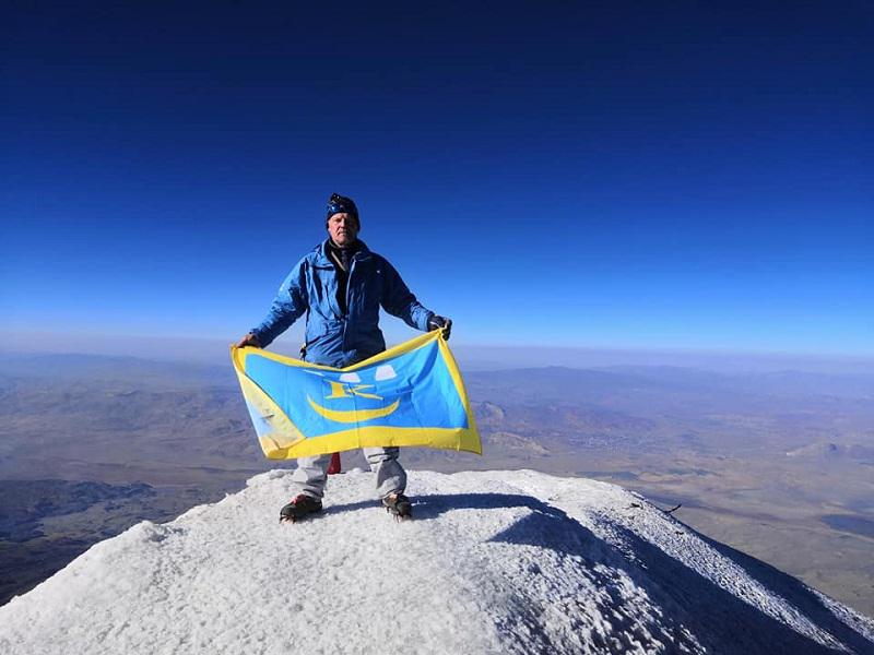 Калушанин розгорнув прапор свого міста на вершині Арарату