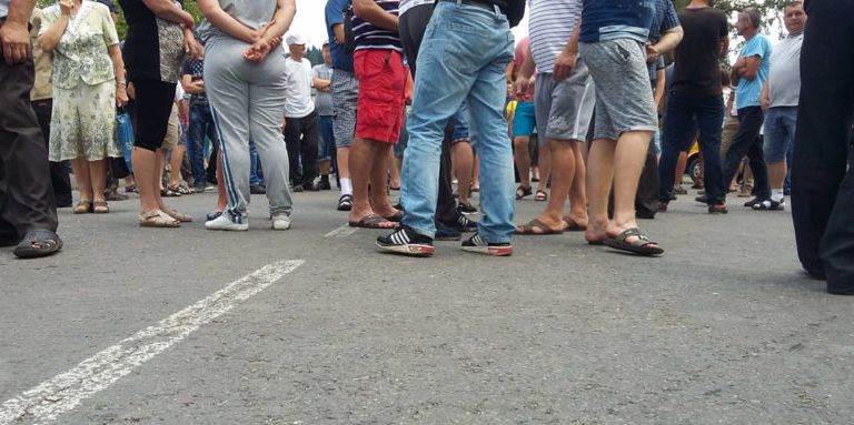 Ілюстрація. Люди стомились їздити розбитими дорогами