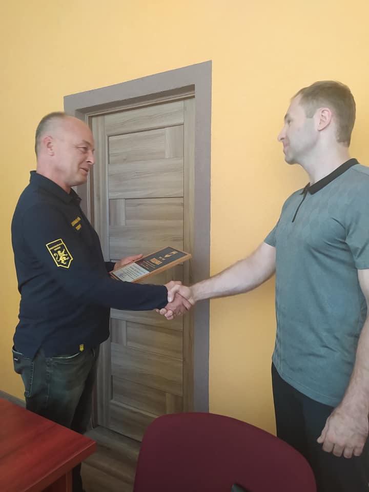  Бійці полку «АЗОВ» за підписом командира Дмитра Прокопенка вручили подяку калуському підприємцю Юрію Батринюку