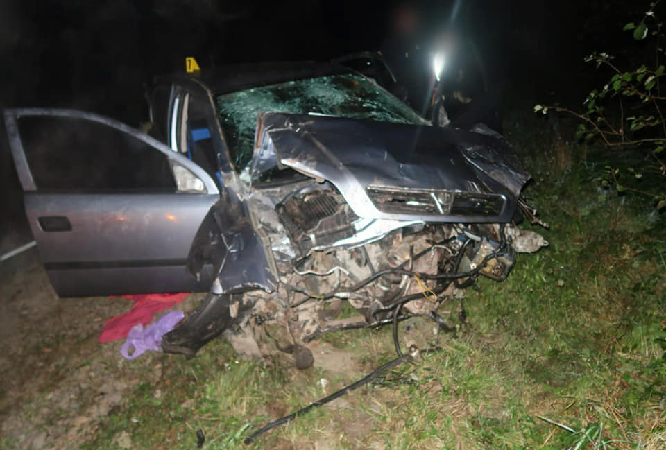 Водій легковика намагався оминути елемент від вантажівки, але не впорався з керуванням і теж злетів у кювет