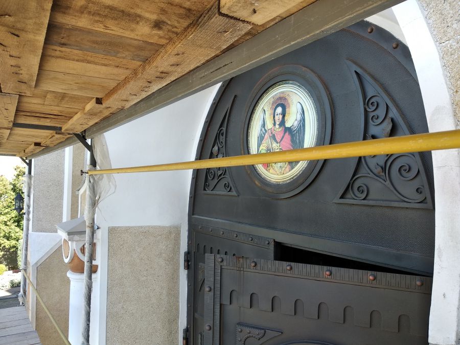 Залишилось тільки відреставрувати зовнішні карнизи