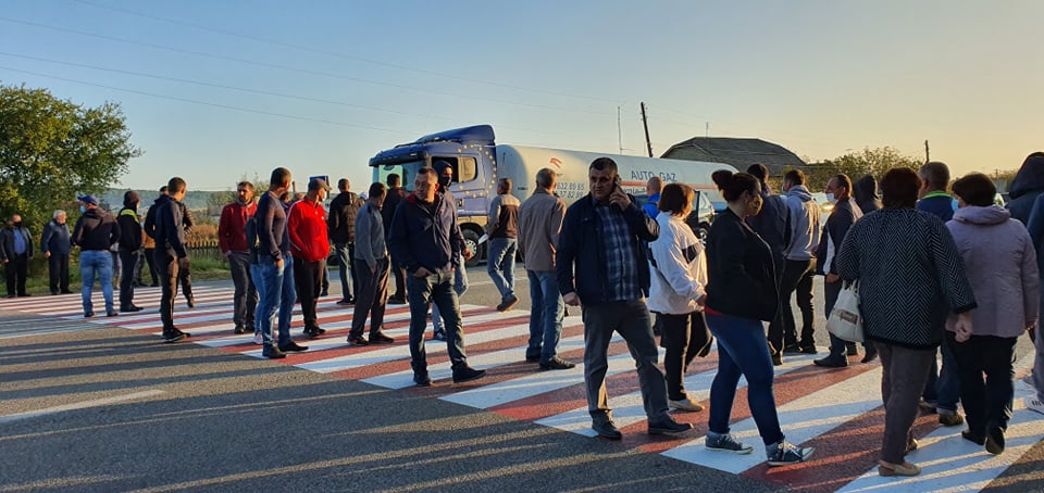 Люди перекриють дорогу на дві години