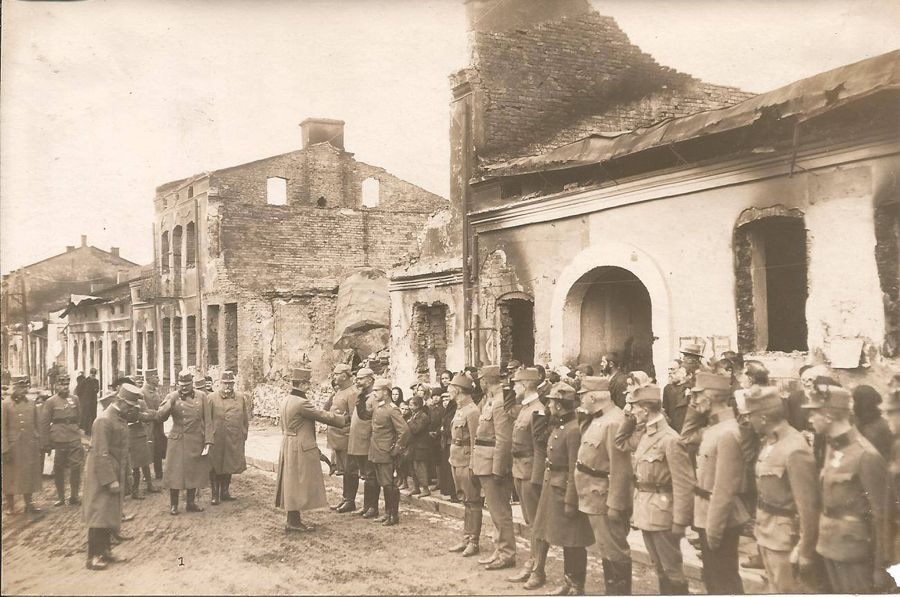 Останній імператор династії Габсбургів Карл І Франц Йосиф у липні 1917 року відвідав Калуш