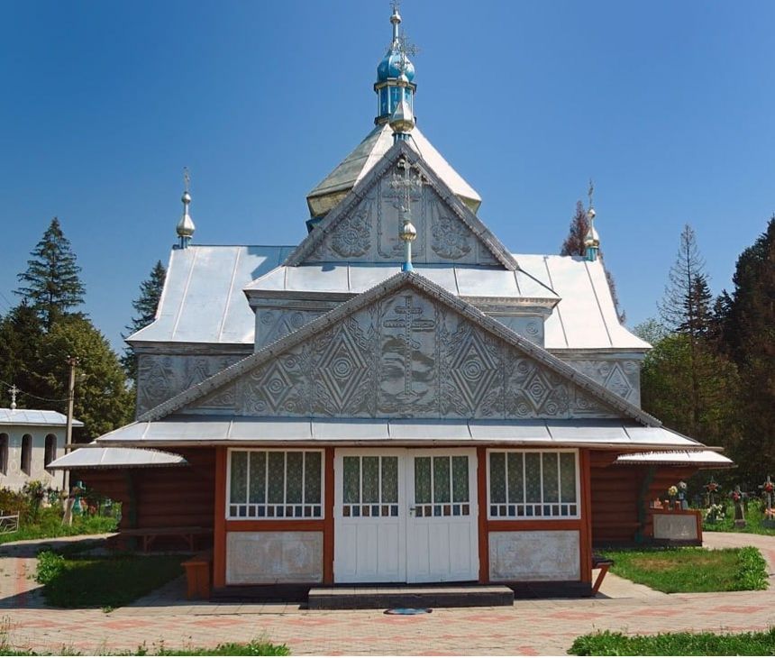 У церкві зберігається старовинний іконостас