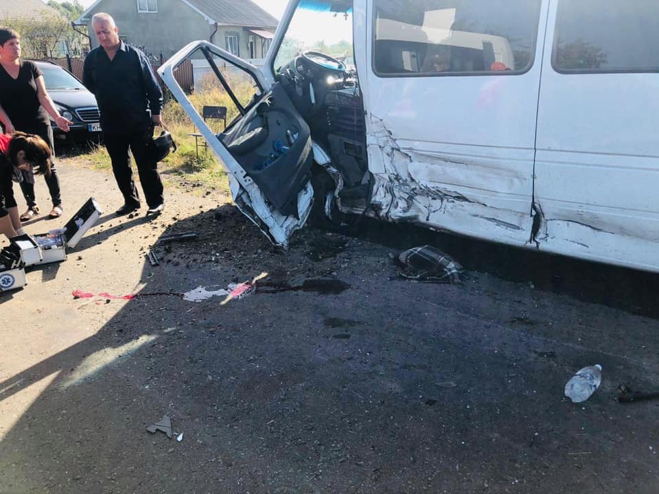 Водій Mazda CX 7 не впорався з керуванням і влетів у маршрутний автобус