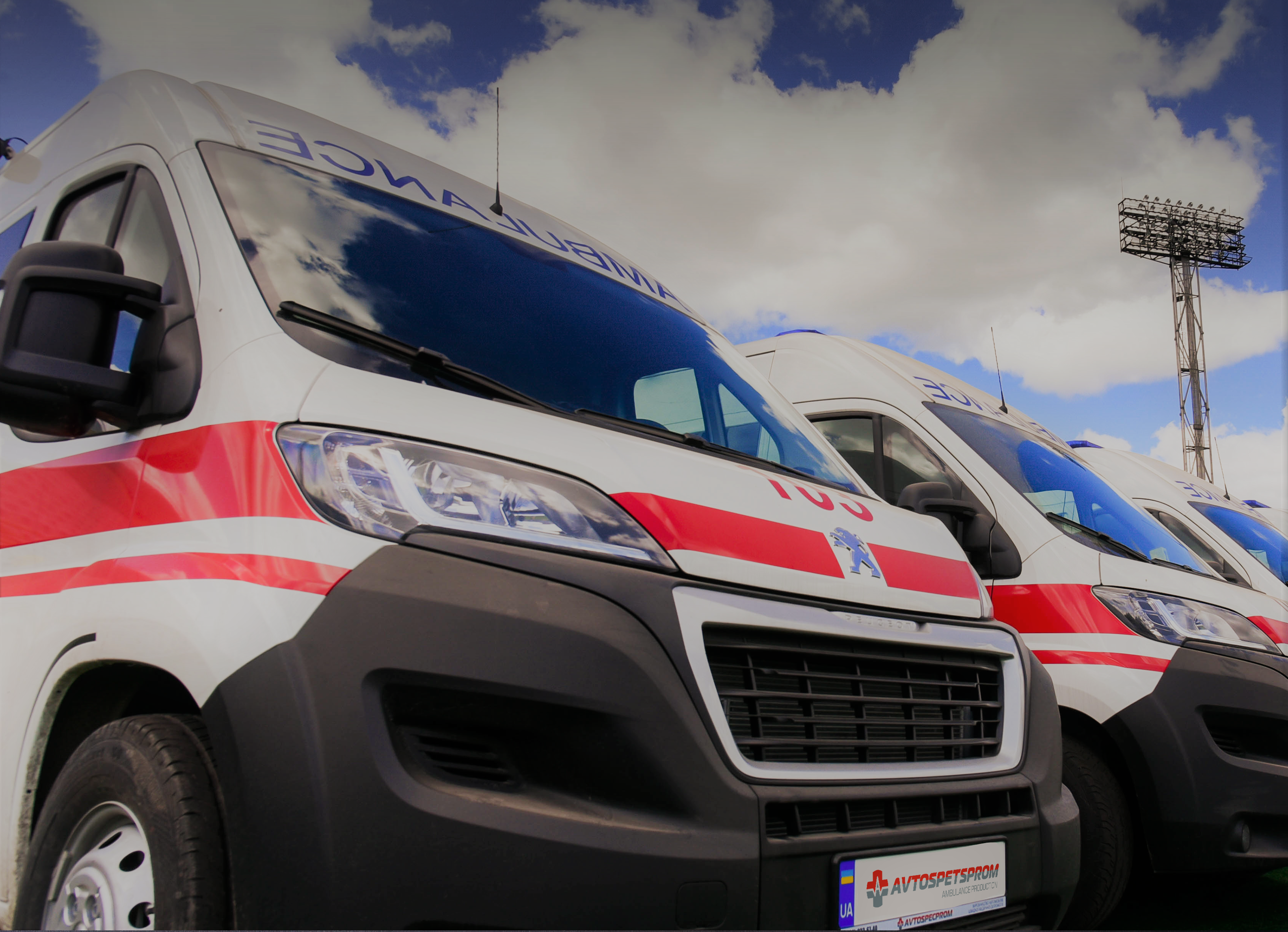 Нові автомобілі "швидкої" обладнані всім необхідним для транспортування пацієнтів з важкою формою COVID-19