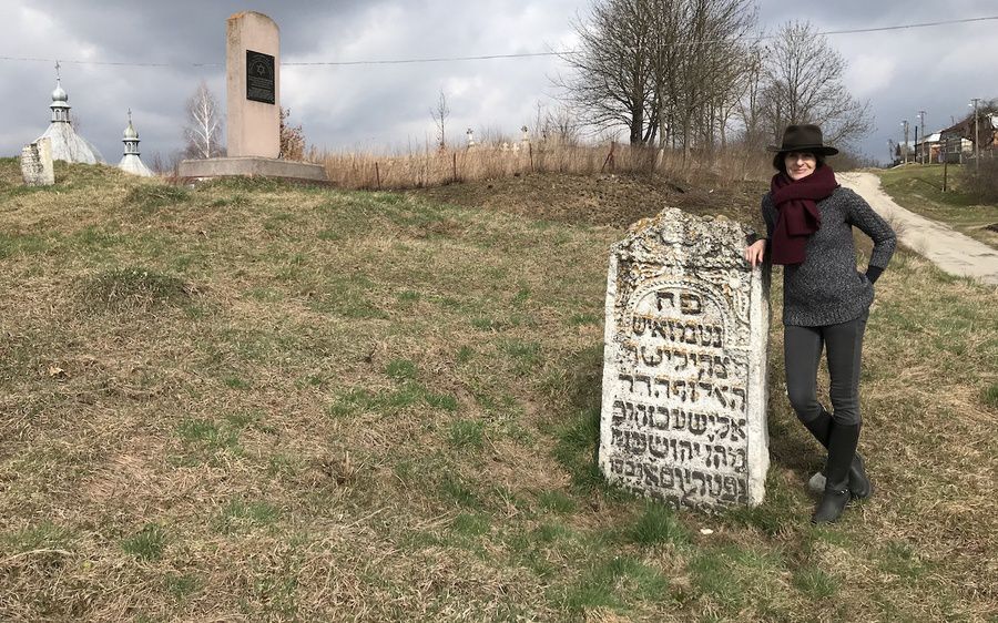 Марла Осборн біля найстарішого надгробка на єврейському кладовищі Рогатина