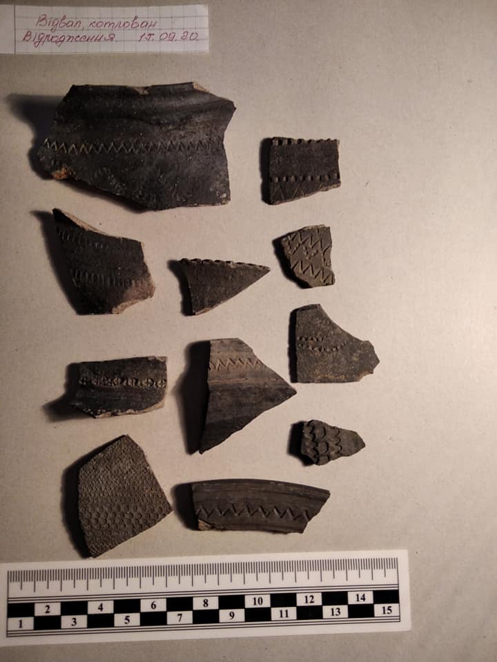 Калуський краєзнавець Василь Фіцак знайшов декілька десятків фрагментів димленої кераміки.