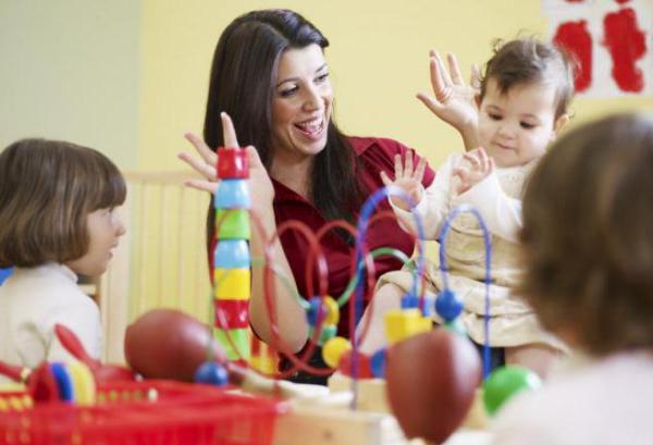 Ілюстрація. Починаючи з 2021 року МОН планує поступово збільшити зарплати вихователям 