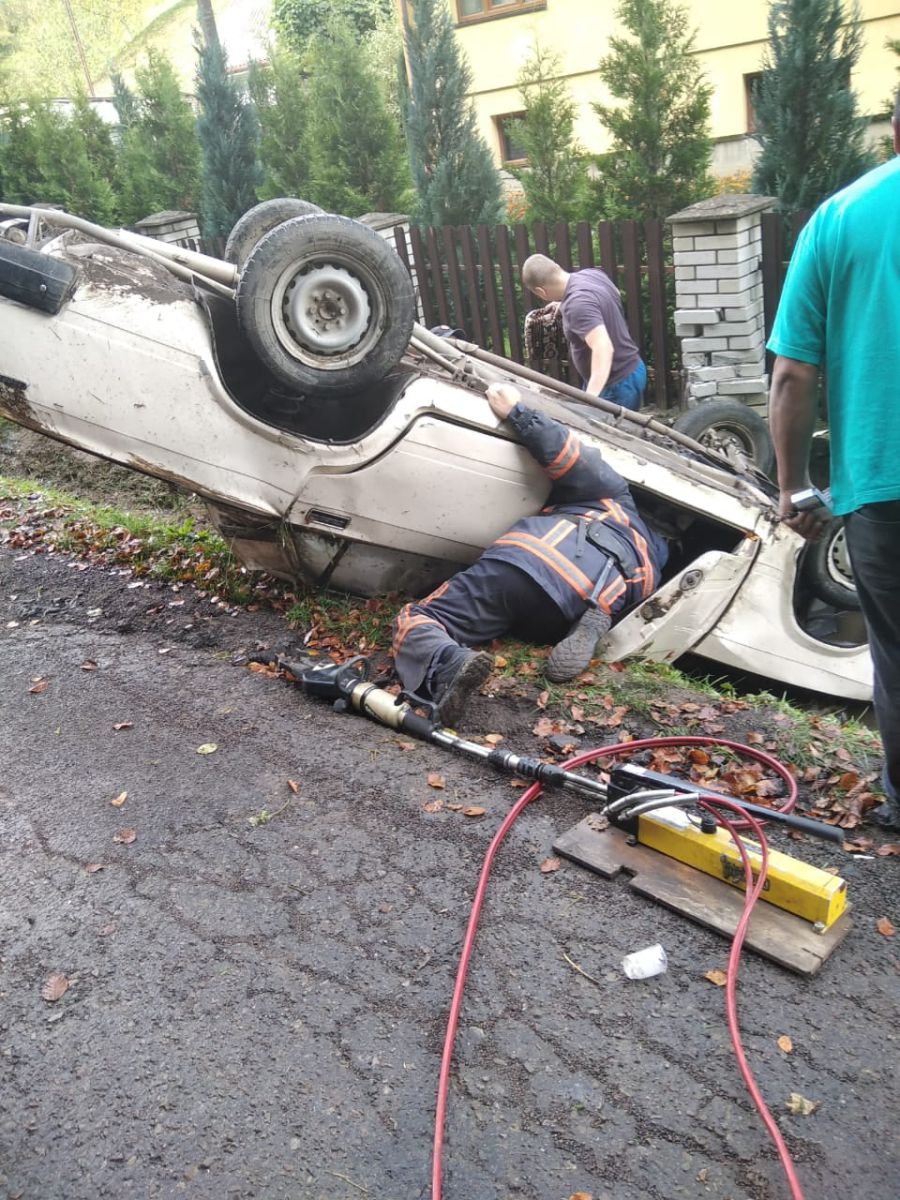 Рятувальники передали водія медикам