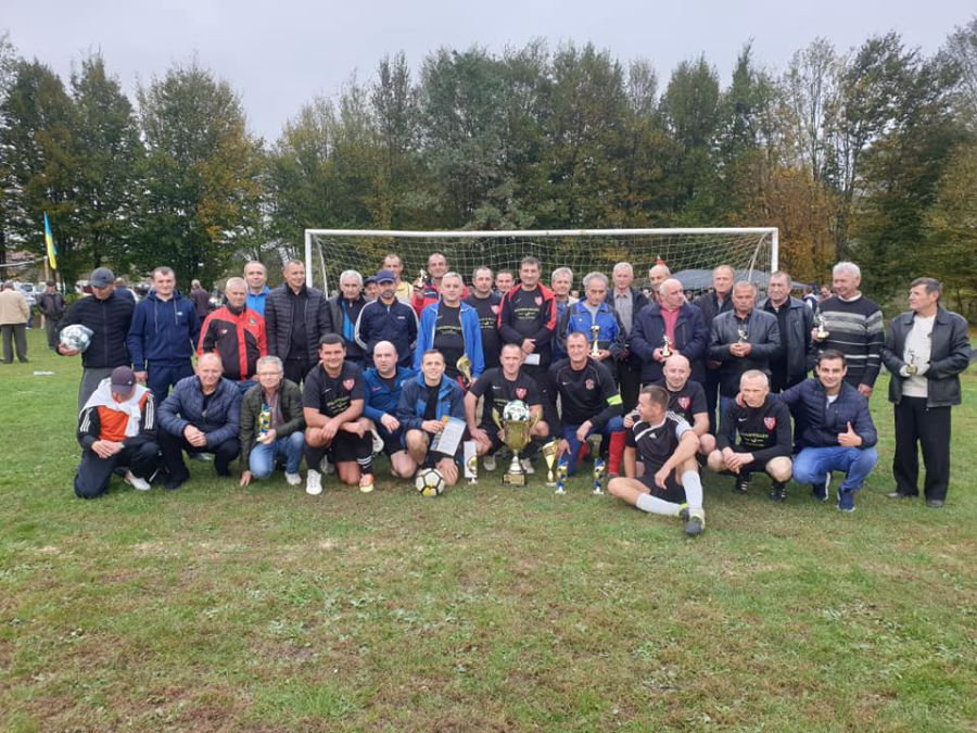 У змаганнях брали участь дві збірні команди ветеранів Калуша, а також ветеранські команди сіл Гуменова і Перекосів