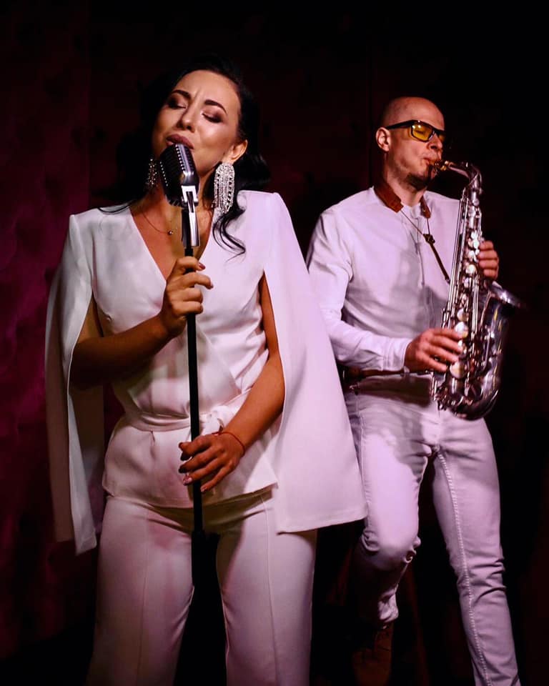 Дебютний відеокліп учасники проєкту зняли на одній із багатоповерхівок Івано-Франківська