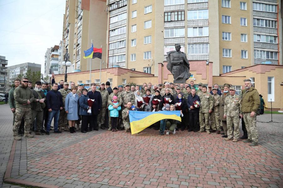 Пам'ять про героїв бережуть кілька поколінь калушан. Фото: Оля Ярема
