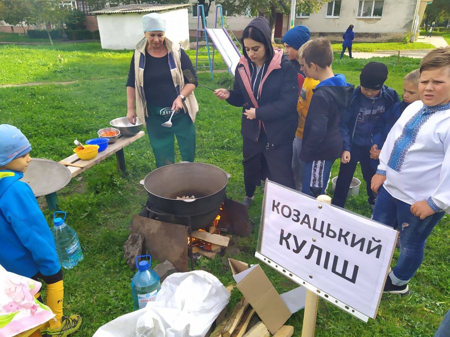 Ветерани АТО, діти, співаки та всі учасники дійства мали нагоду спробувати козацький куліш