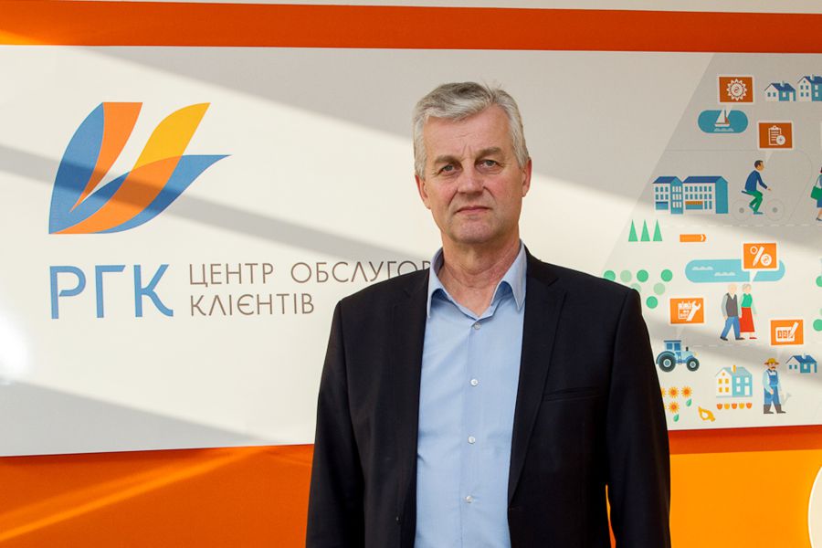 Зручно платити за розподіл газу онлайн. Це швидко, а головне — безпечно, каже Василь Сагайдак. Фото: Оля Ярема