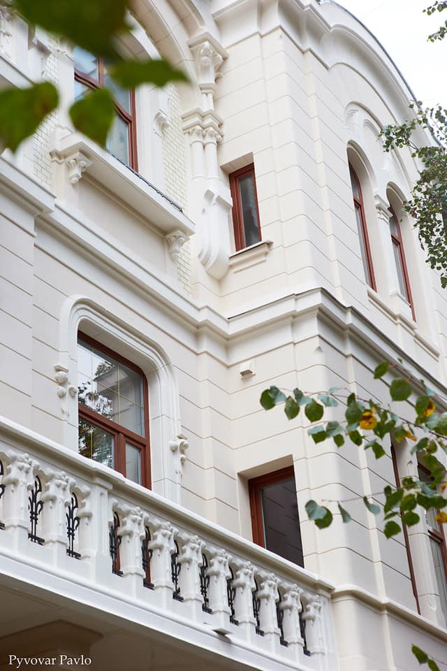 Архітектурно-ліпнинний декор, фасад та вхідні двері відреставровано за рахунок міського бюджету