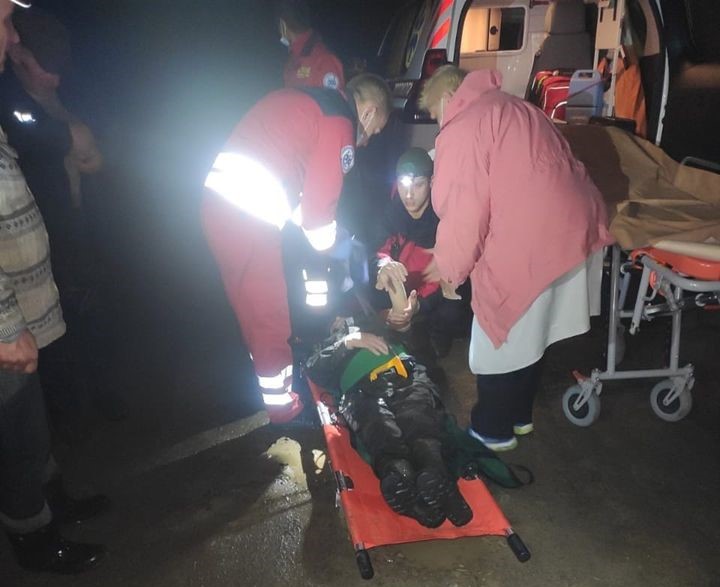 Рятувальники Вигодського пошуково-рятувального відділення транспортували калушанина до "швидкої"