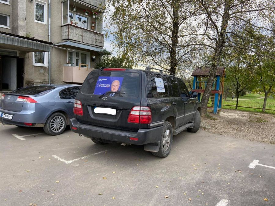 Навпроти вікна, з якого стріляли, розташовані школа та дитячий садочок