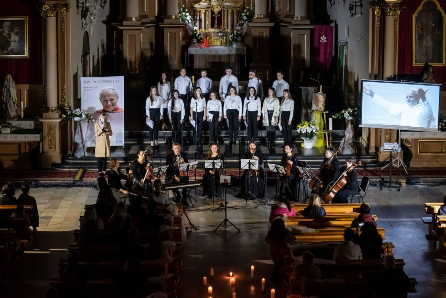 Через обмеження, пов’язані із пандемією Covid-19 в заходах могла взяти участь обмежена кількість осіб.