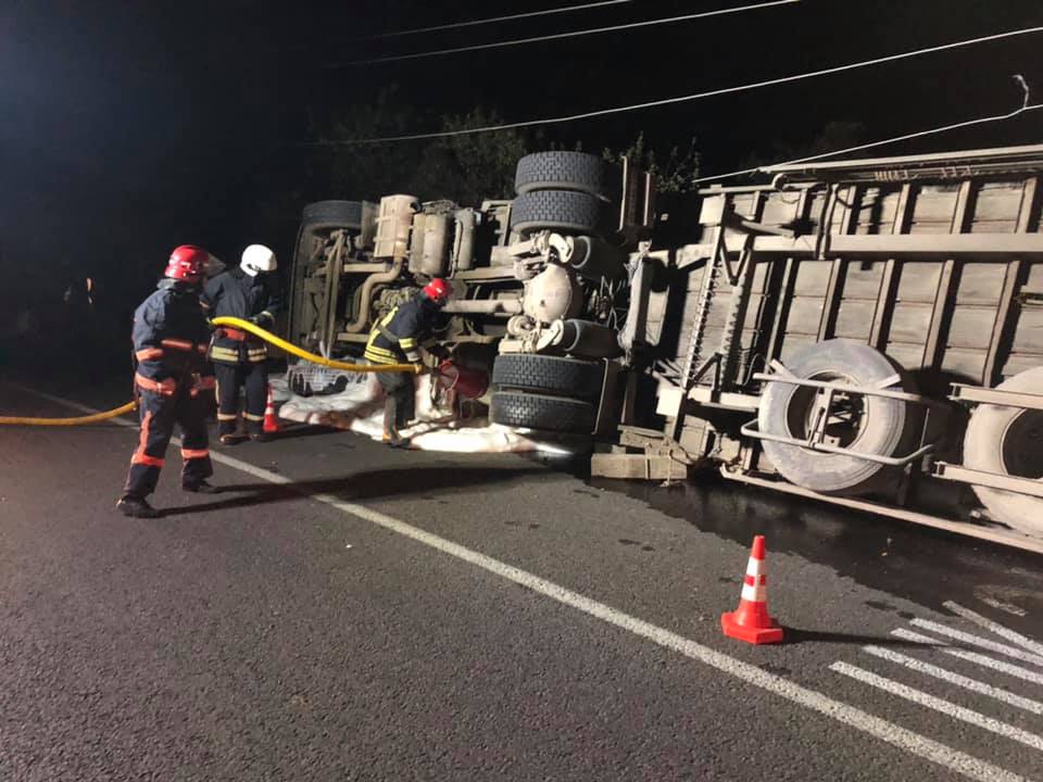 Рятувальники звільнили рух по одній смузі дороги