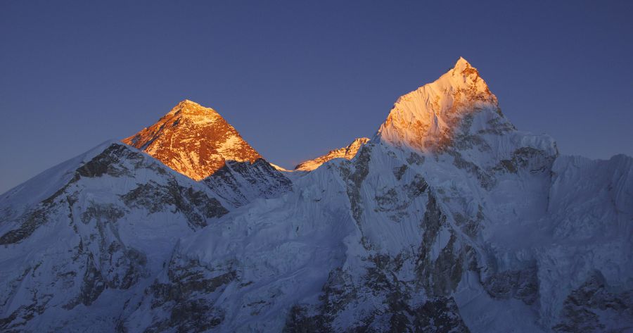Ілюстрація. Велика кількість людей бажає покорити вершини Евересту