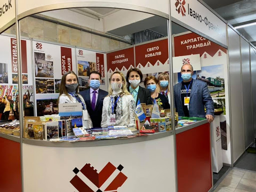 На виставці також представлено експозиції Львівщини, Буковини, Закарпаття, Тернопілля, Києва та ін.