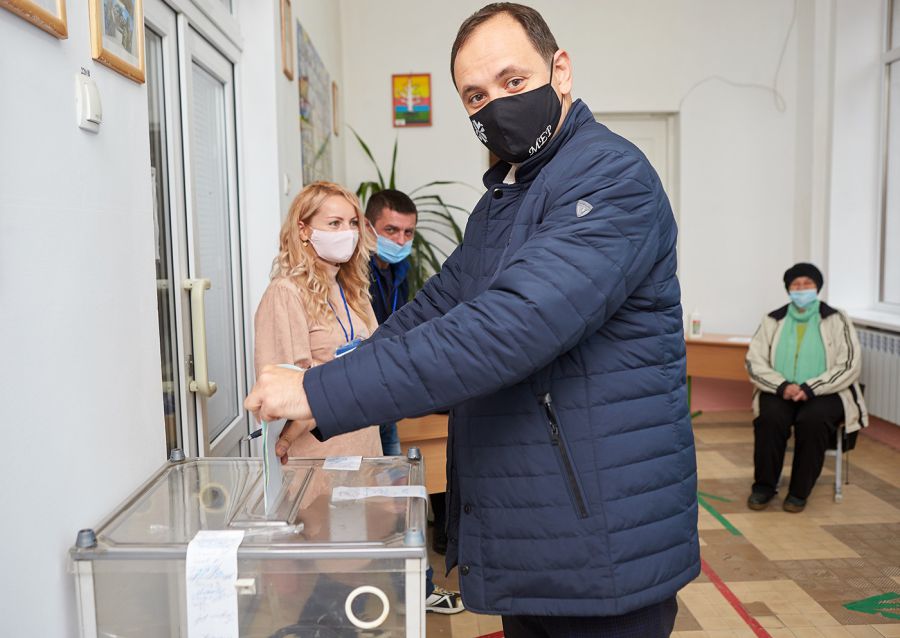 За словами Марцінківа, він перемагає у виборах на посаду міського голови, а "Свобода" — на виборах у  міську раду