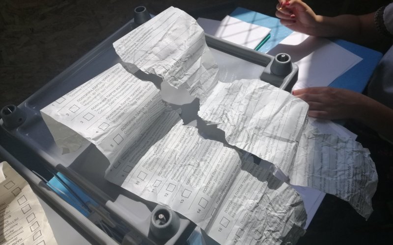 Ілюстроване фото. Спостерігачі спільно з головою ДВК порадились і вирішили вкинути бюлетень в урну