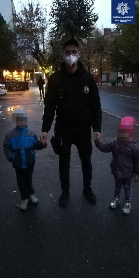 Прибувши на виклик, інспектори виявили на балконі двох малолітніх дітей віком 3 та 6 років