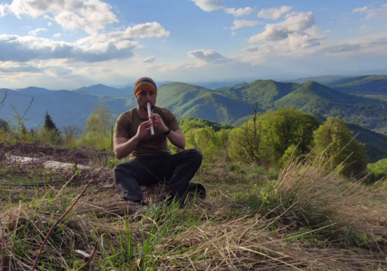 За допомогою сопілки Олександр таким чином спілкується з горами