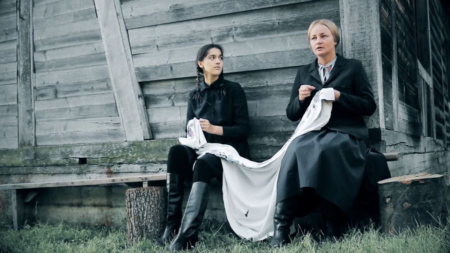 Олю Кулину зіграли Христина Ткачук та Діана Ткачук. Маму Олі — заслужена артистка України Галина Баранкевич