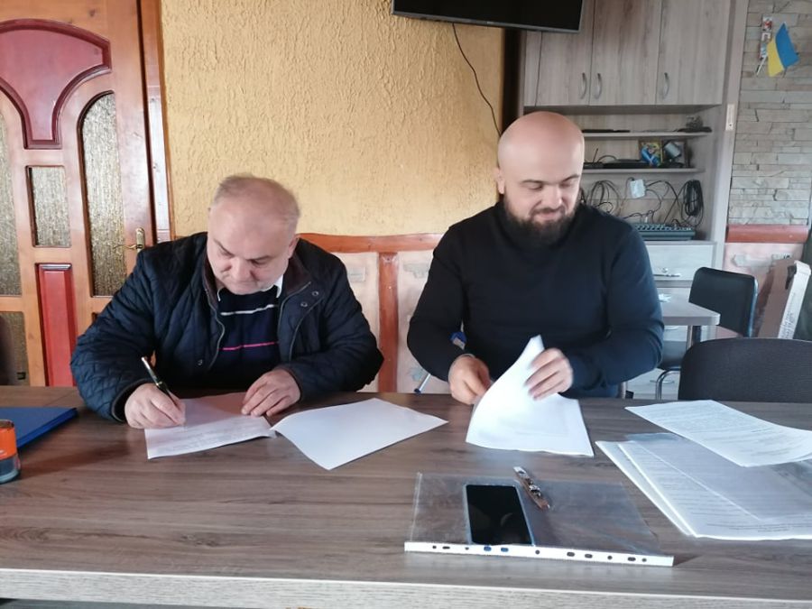 Ярослав Косар і Микола Височанський підписують угоду про виділення для ОСББ позички з револьверного фонду