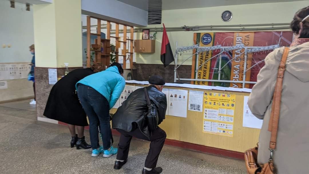 Виборча дільниця в ДЮСШ "Сокіл". Фото: Степан Іванишин